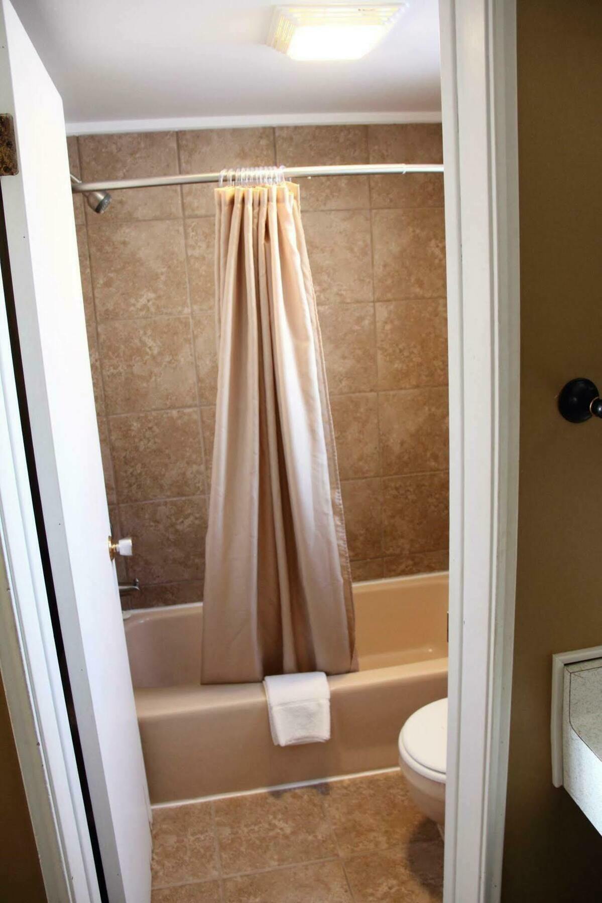 Virginia Lakeshor Motor Inn מראה חיצוני תמונה